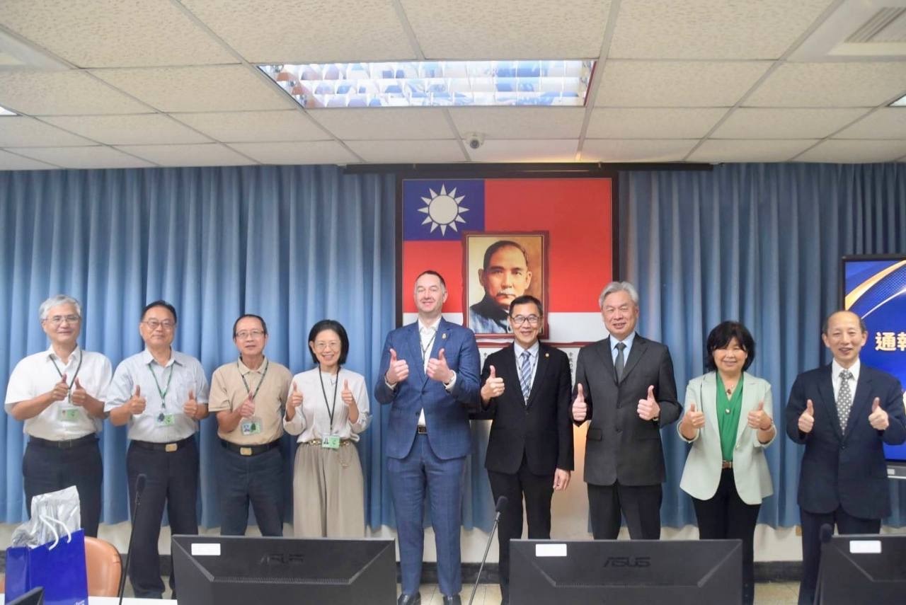 高雄關查緝輸美違規轉運成效亮眼，關務署表揚績優關員