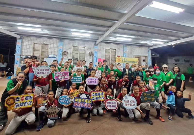 林園武聖宮慈善會攜手關懷少年　共同為金潭國小少棒隊加油打氣