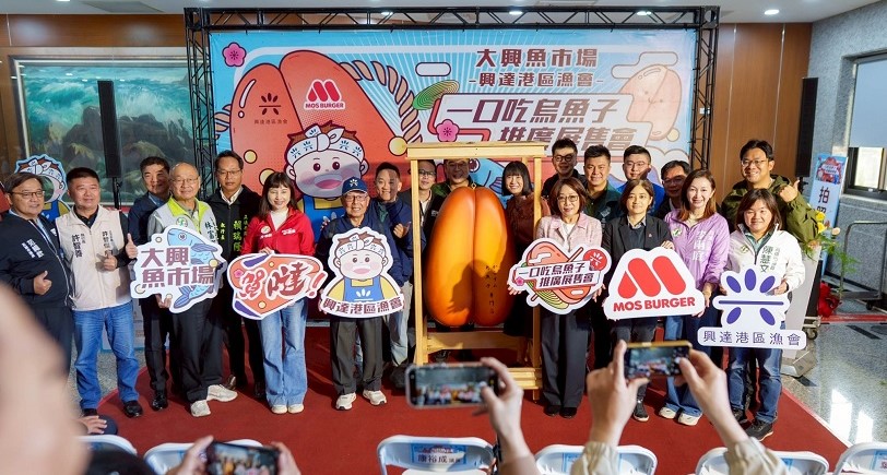 迎春海味進議會 康議長力挺興達港漁業 笑稱「烏魚子一出、議員全到齊」