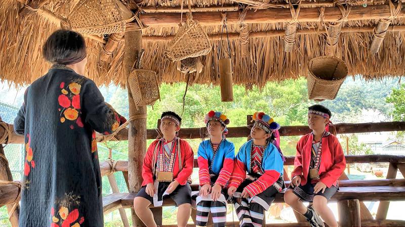 台灣第一所原民小學 阿里山鄉達邦國小 偏鄉兒童教育基金會從小學做起 宣傳鄒族文化