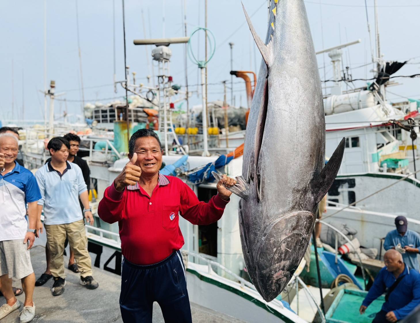 屏東東港第一鮪報到　資深船長洪福家奪頭采