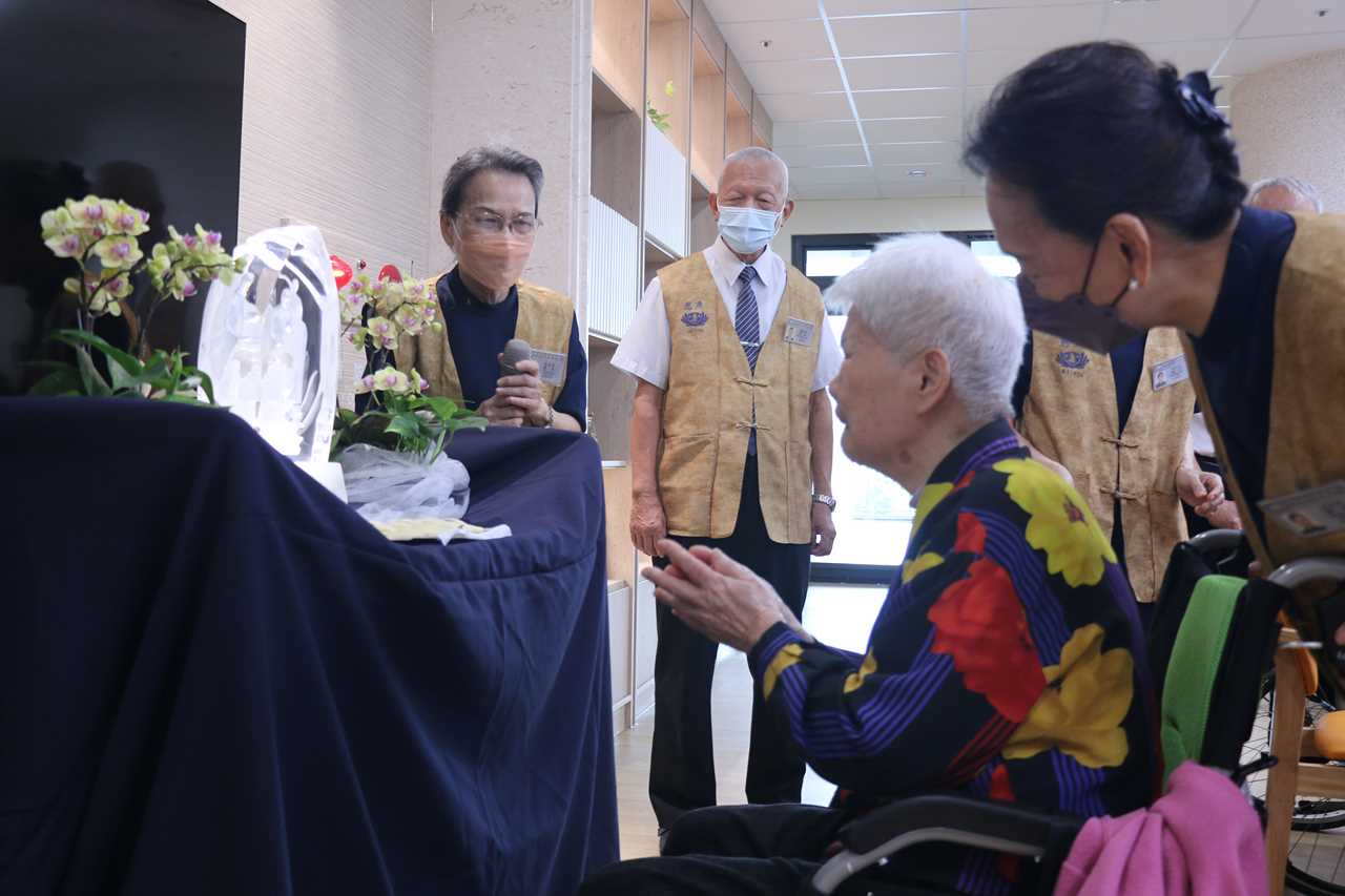 仁愛長照機構首次浴佛 住民長輩感動流淚
