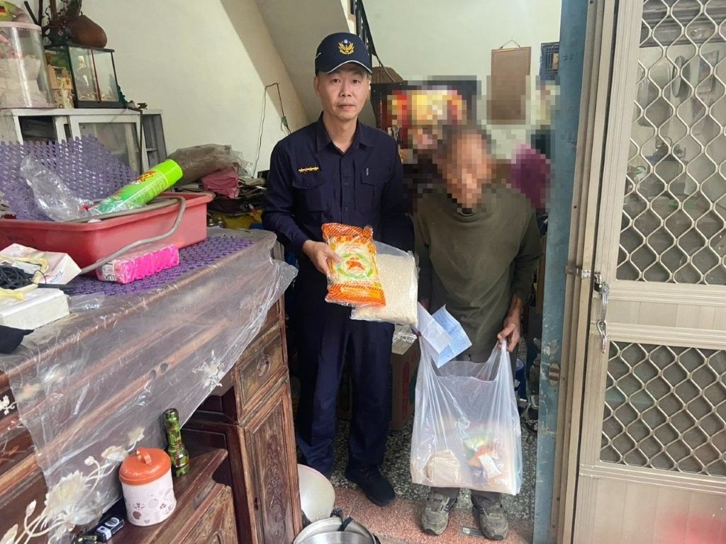  潮警愛心不落人後 結合慈善團體 送物資協助獨居老翁       	