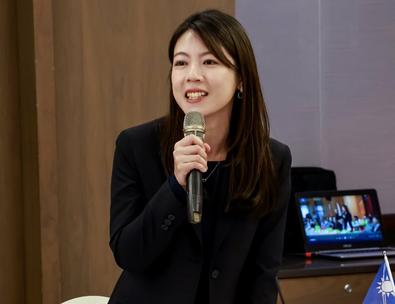 嘉縣警局鑑識巡官江亞倩當選十大傑出女青年 前立法院長王金平親授彩帶