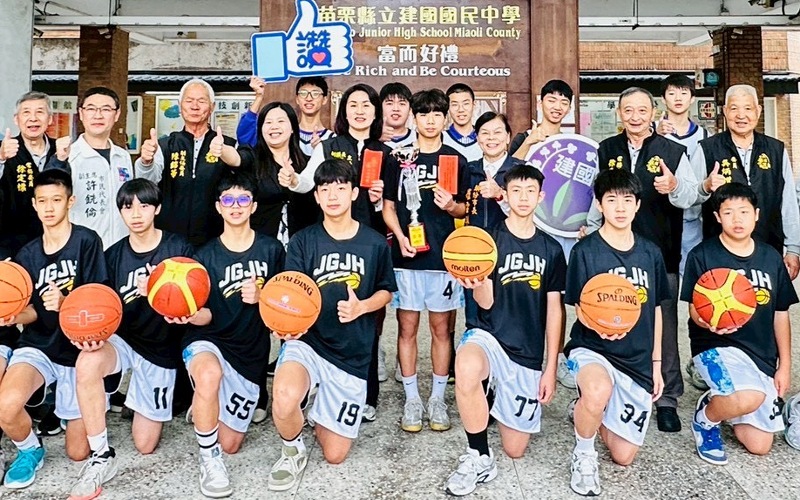 頭份建國國中男籃縣賽奪冠          市長羅雪珠親頒獎勵金嘉勉