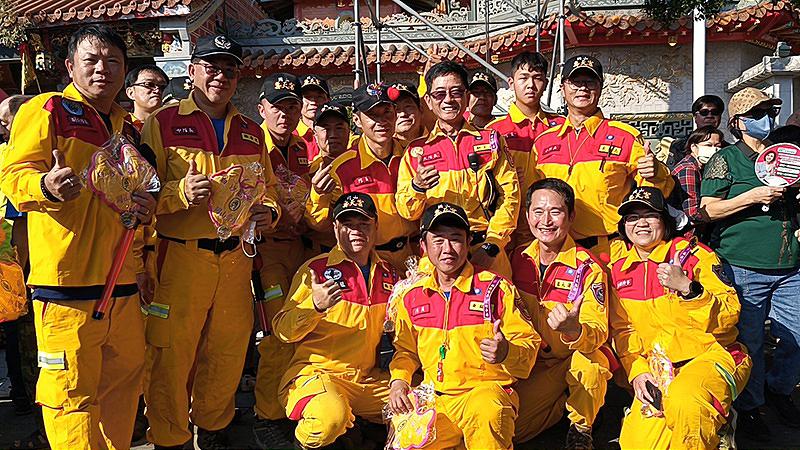 粉紅超跑南下岡山！搜救隊鐵漢柔情護轎　萬人空巷慶壽天宮313週年