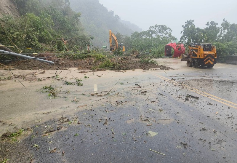 巴威颱風挾風雨襲苗栗　多處道路樹倒、落石坍方　台3線大湖卓蘭段封閉搶修