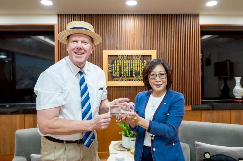 前AIT高雄處長杜維浩拜訪議長康裕成熱情敘舊　盛讚高雄進步神速