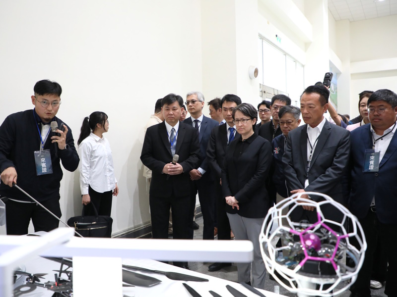 副總統蕭美琴再度訪視亞創中心無人機國家隊