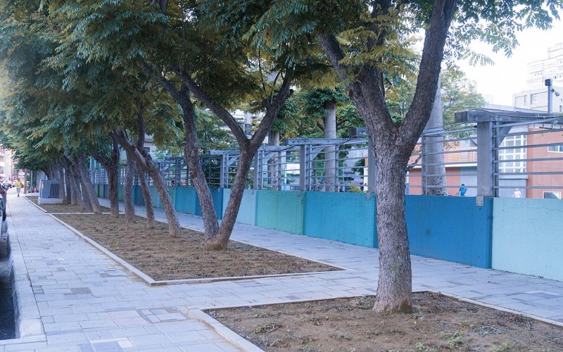 竹北仁愛國中通學步道完工！        「俄羅斯方塊」鋪面設計 上學路變趣味畫布