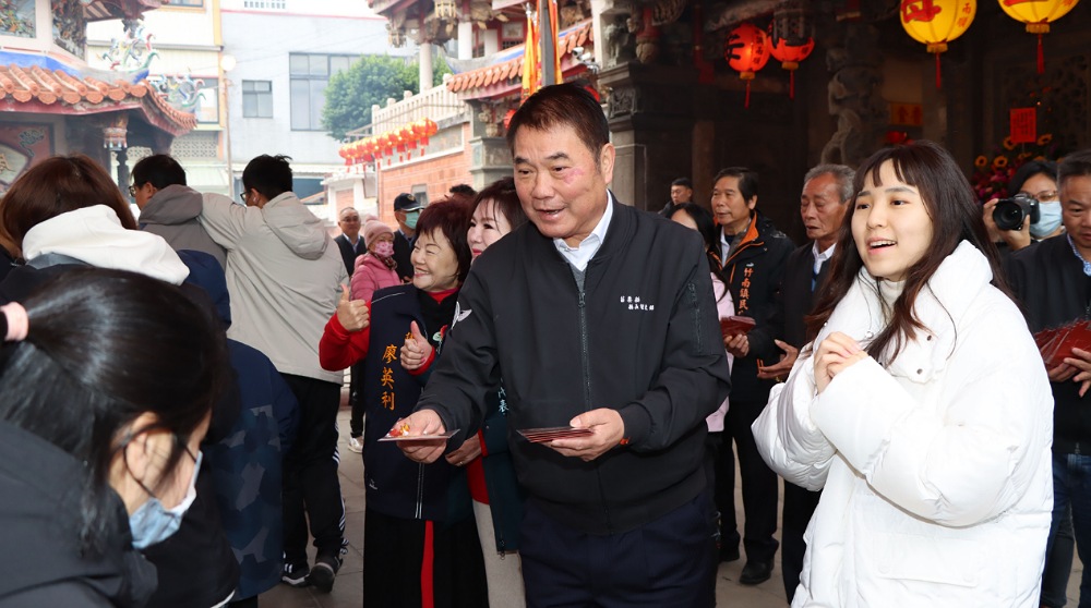 大年初一迎新春     苗縣長鍾東錦率團隊到廟宇祈福發福袋 