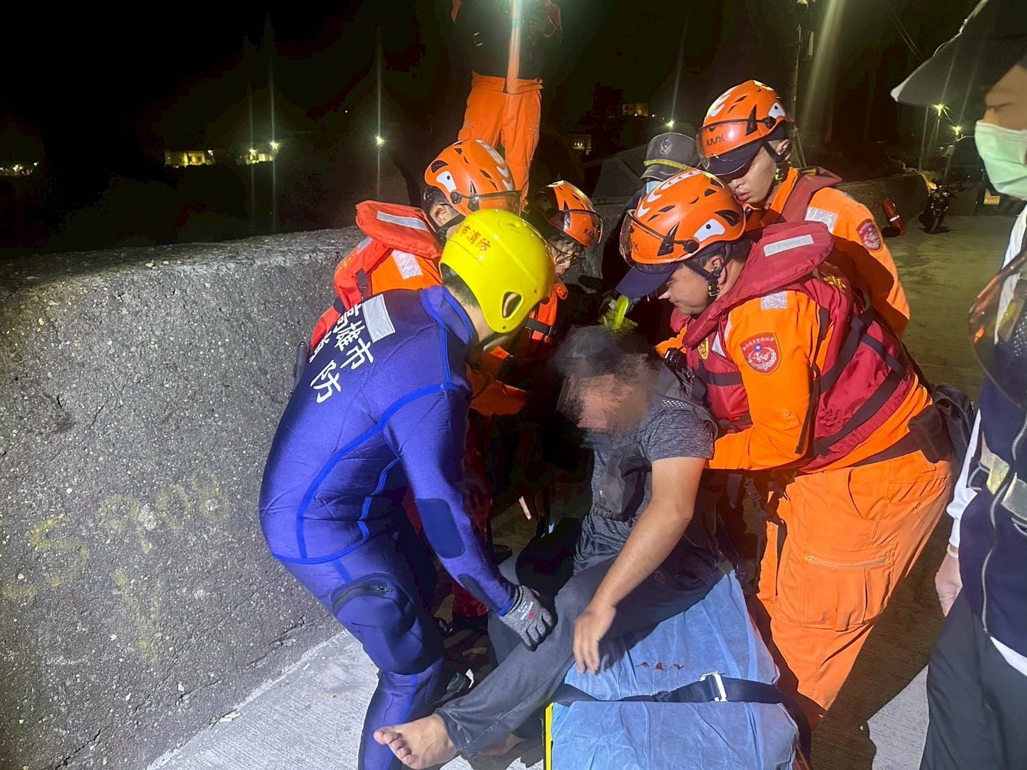 民眾受困消波塊險象環生 海巡署迅速馳援化解危機