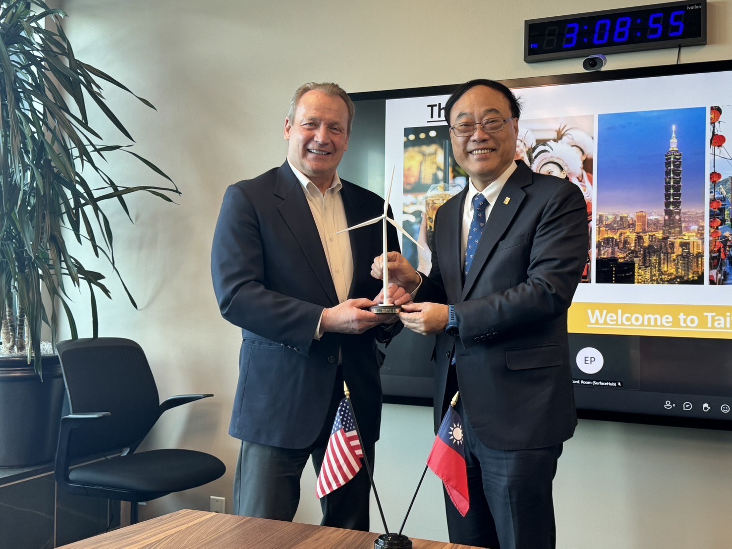 臺灣港務公司為強化美西郵輪市場交流，與美國西雅圖港務局進行雙邊會談，雙方對郵輪營運與港埠經營均期待擴大合作