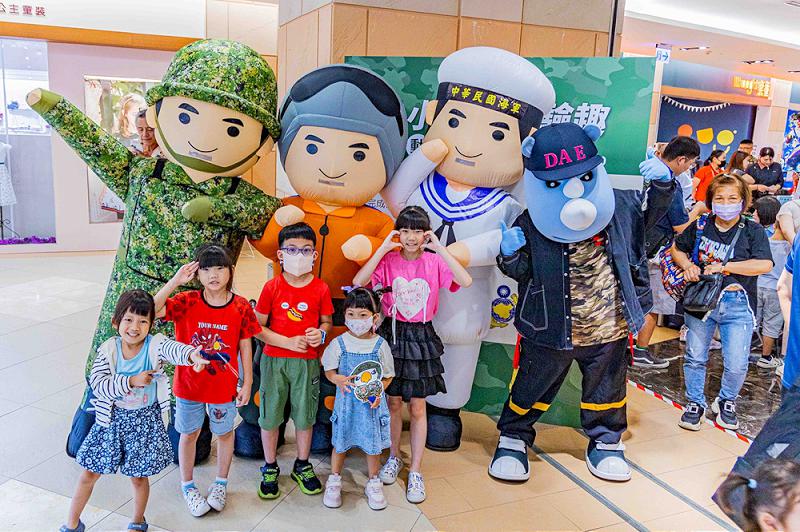 向軍人致敬 與學生同歡  義大世界歡慶93軍人節並陪同學生喜迎開學