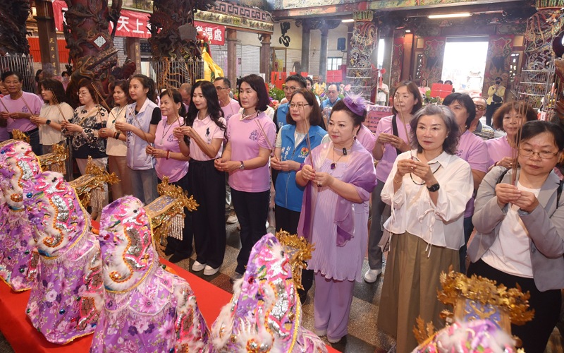 永貞宮媽祖換上粉紫客家花布聖袍　   白冰冰等12位女力代表虔誠獻禮迎四月八