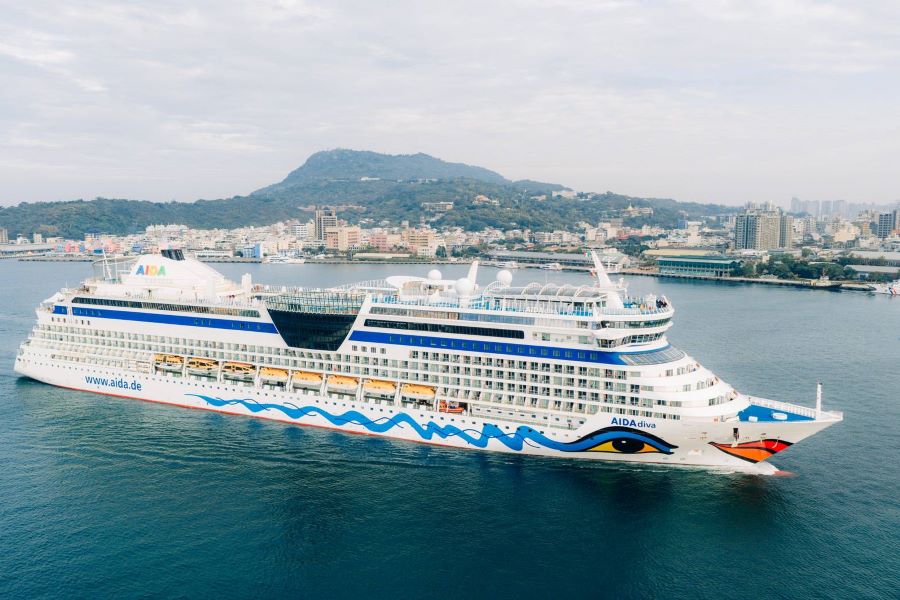雙郵輪同日靠泊高雄港 愛達郵輪「愛達女神」、麗星郵輪「探索星號」接力到港