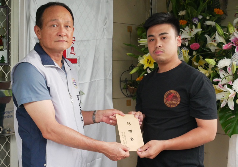 海軍下士父親因故辭世 屏東軍人服務站弔唁慰問