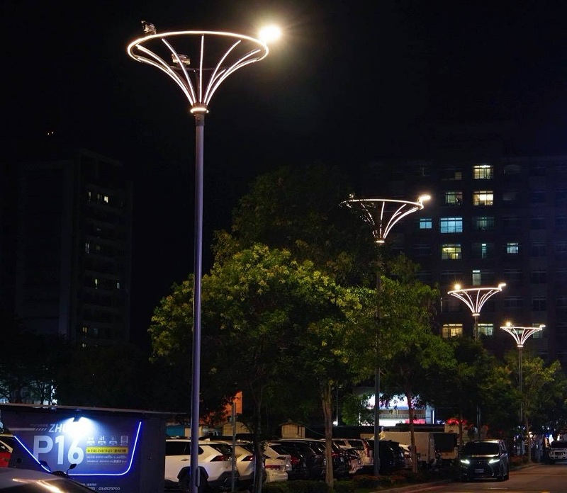 點亮竹北「最後暗區」！鄭朝方獨創「自由之花」路燈　P16停車場化身城市光廊