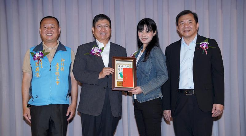 竹縣產總工會表揚模範勞工       縣府履行承諾給予縣級模範勞工獎金