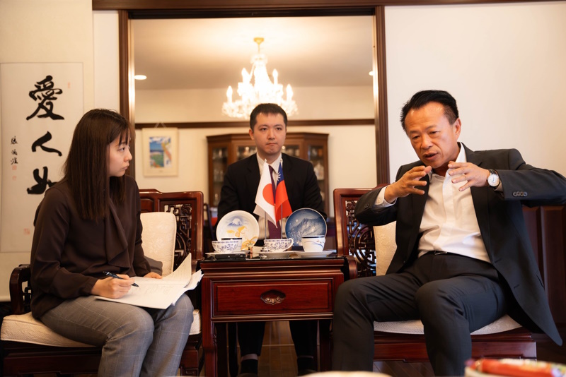 向日本介紹嘉義轉型與願景 縣長翁章梁赴日接受「西日本新聞」專訪
