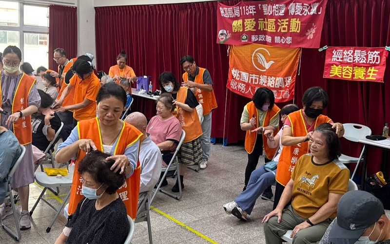 桃園郵局關懷樂齡長者     結合經絡按摩體驗與防詐宣導