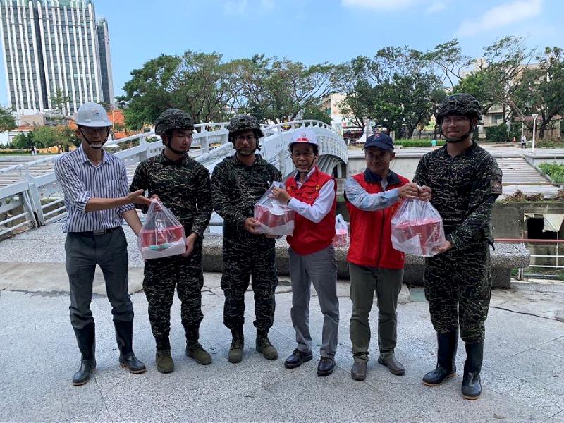 林欽榮副市長及水利局局長分別慰勞國軍英雄與施工團隊投入災後復原