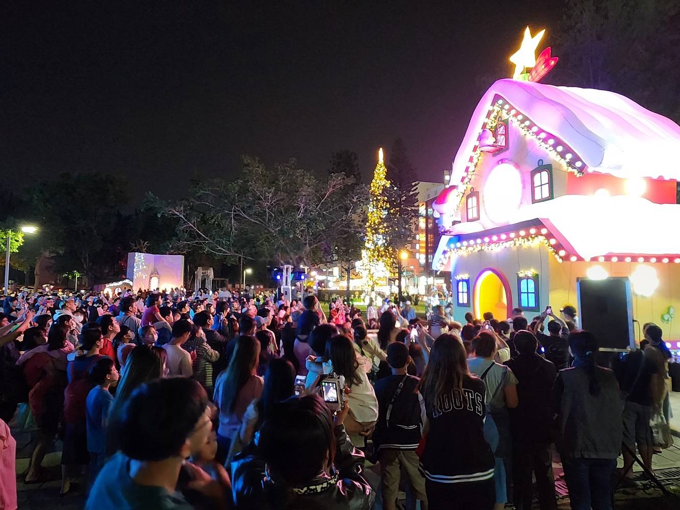 屏東聖誕節主燈童話屋「路沖」　網友爆笑留言買房送聖誕老公公