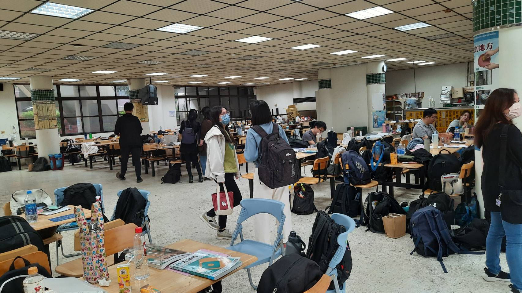 大學學測首日 高雄一考區考生及家長滿意考場及休息室規劃