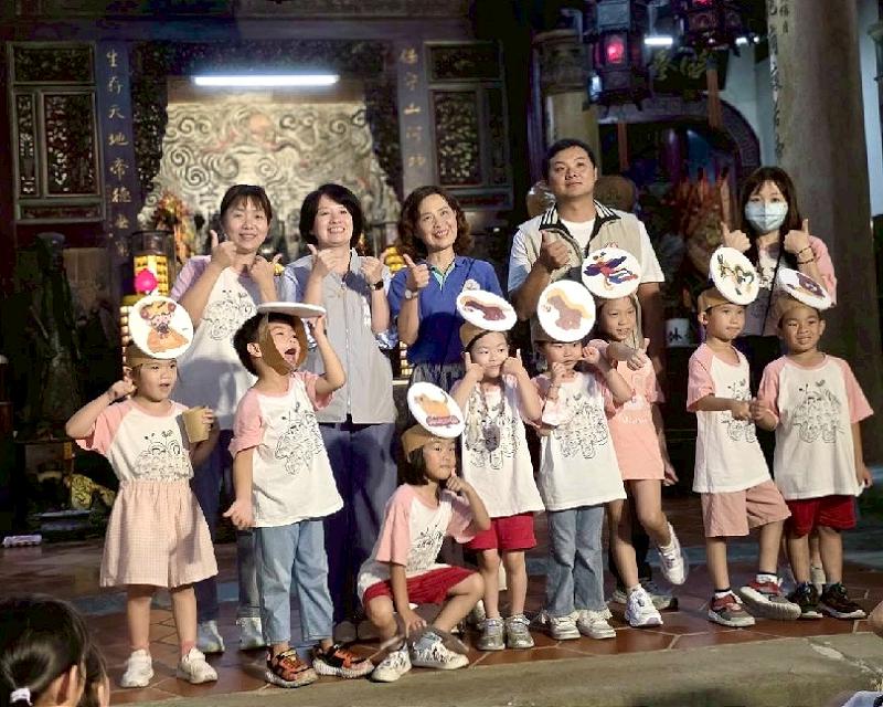 嘉市吳鳳幼兒園攜手仁武宮舉辦「童心有光迎中秋、鄰里同歡慶佳節」孩子說故事