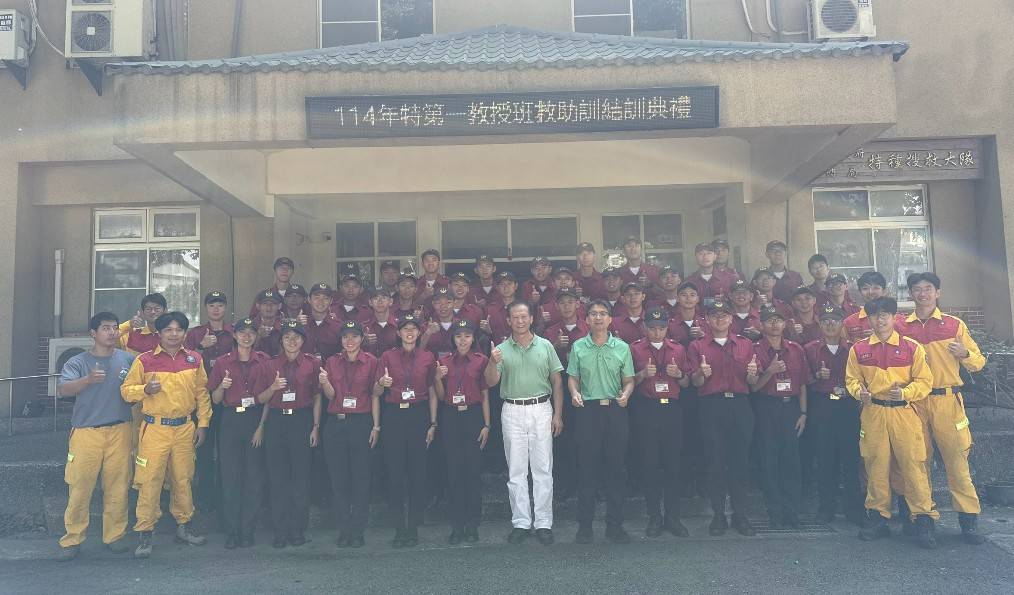 屏縣府消防局舉行114年消防特考班救助技巧訓練結訓典禮