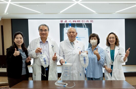 台南市醫胸腔引流新新猷改瓶為袋獲專利