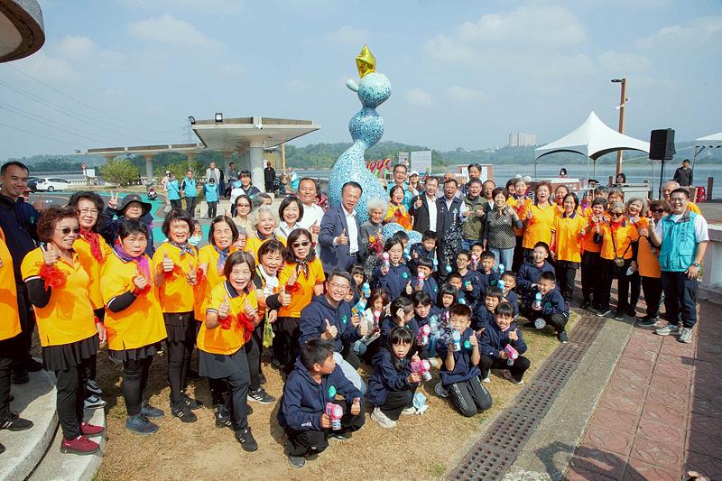 青銀世代共創家鄉記憶 嘉義仁義潭全新地標「樂山樂水」揭幕