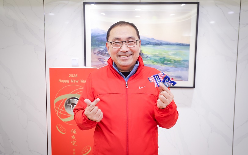 侯友宜攜超夯小物拜年　交通平安「小神衣」農曆三月媽祖生免費索取