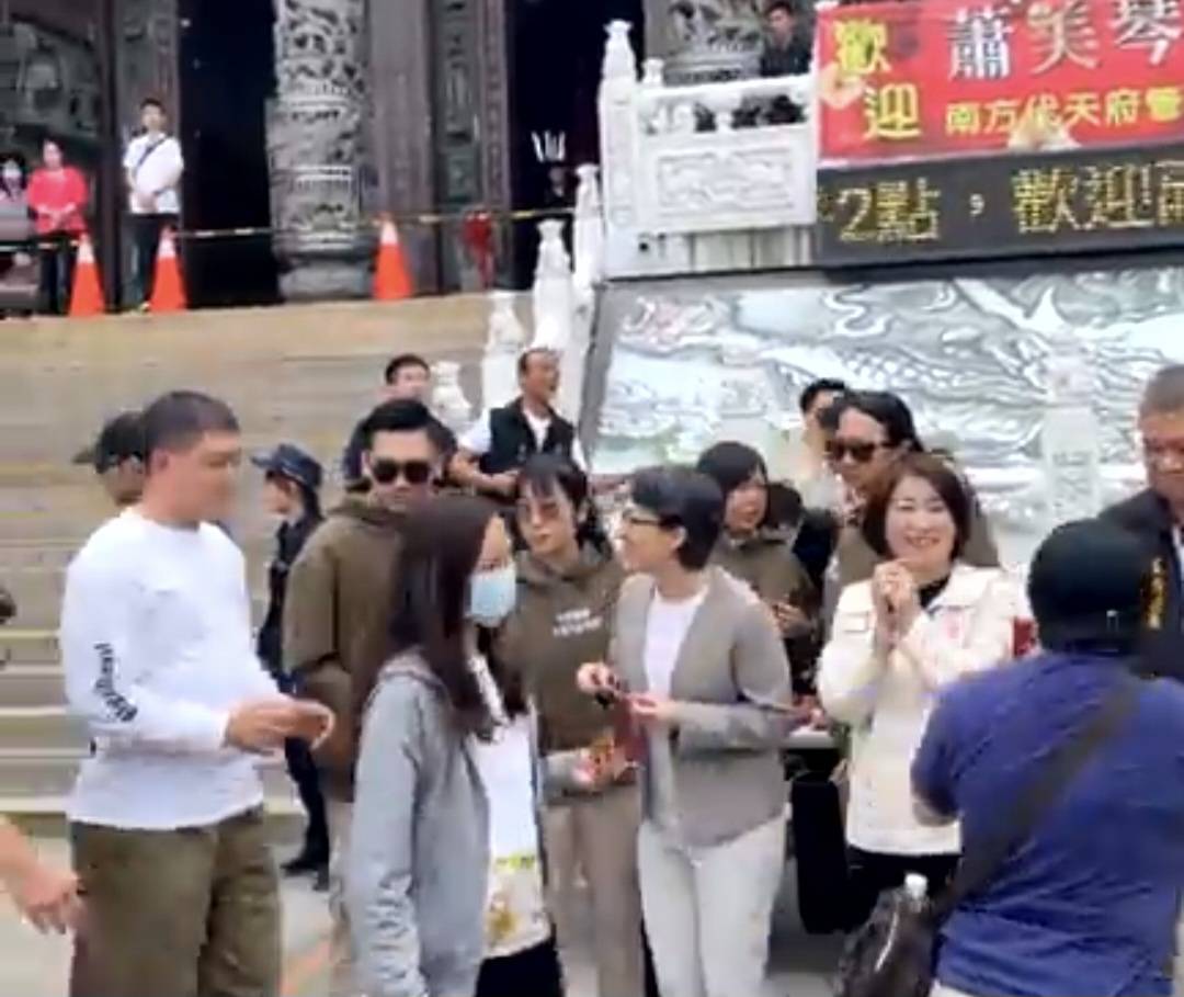 副總統蕭美琴與縣長周春米在南方代天府聯合發紅包