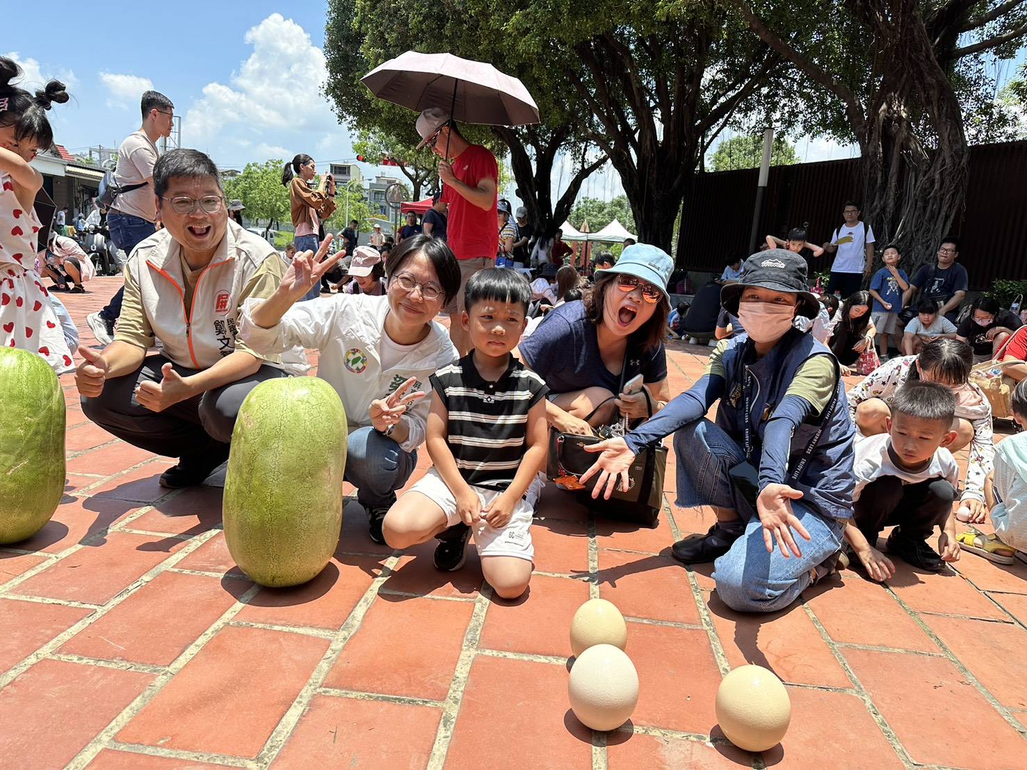 端午午時齊聚屏東書院 民眾齊聚立蛋祈好運