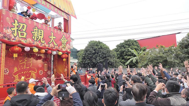 重現古式招親拋繡球場景 嘉邑崎頂大福興宮月老祖廟「拋出幸福抓住真愛」拋繡球活動
