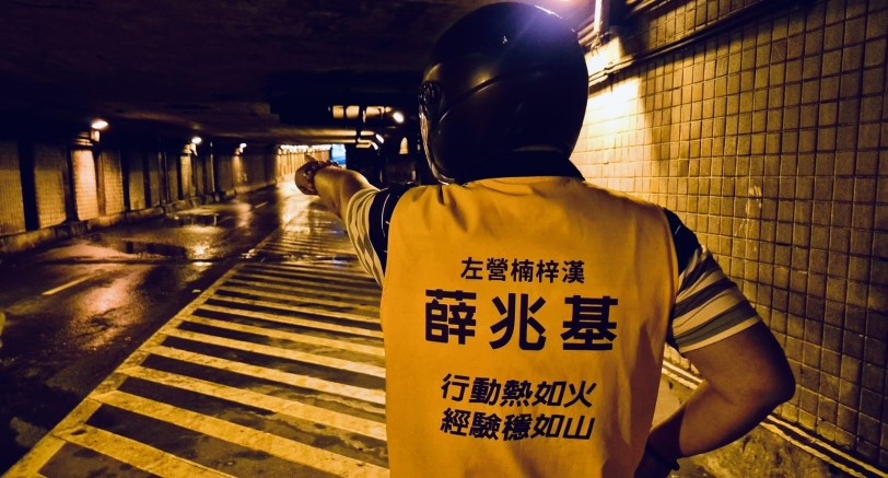左楠議員參選人薛兆基冒雨勘查大中路地下道   主張政府必須為機車族的安全把關