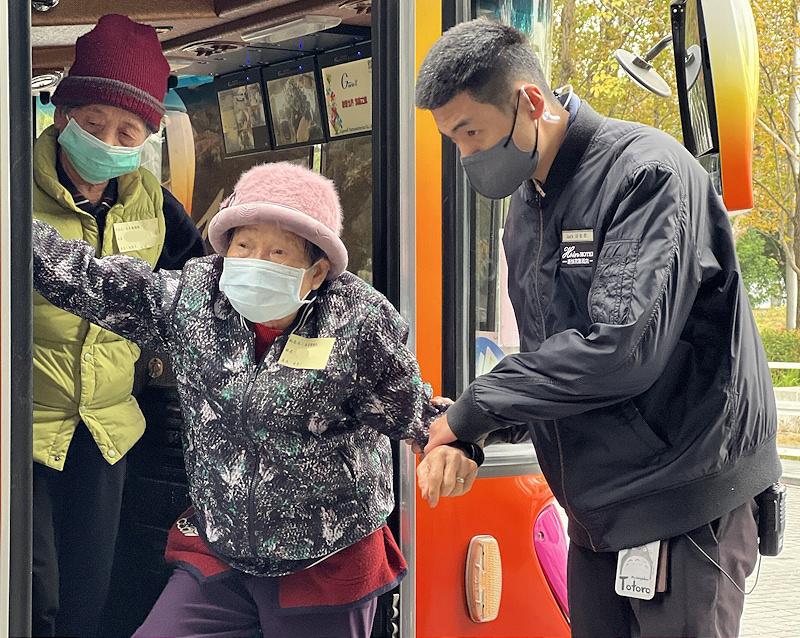 祝願「蛇」麼都好 嘉基為長輩辦圍爐