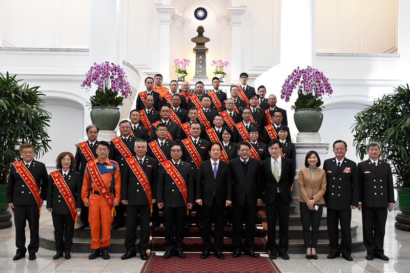 屏東救災英雄李炯佑及丁宇榮獲消防署鳳凰楷模   接受總統院長頒獎 