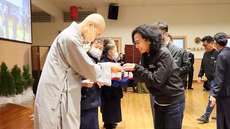 慈濟歲末祝福感恩嘉年會     苗副縣長領受福慧紅包點燈祈福