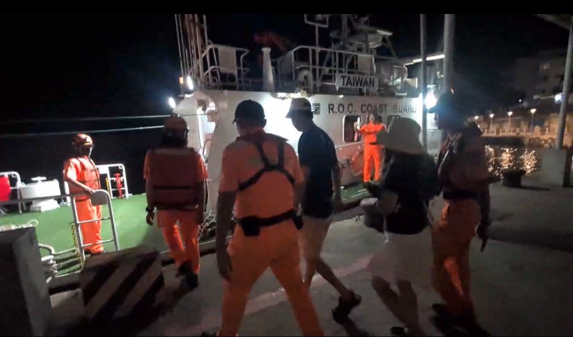 小琉球花瓶岩驚傳摸海龜！ 2名美籍遊客觸法　海巡艇夜間專案跨海押解送辦