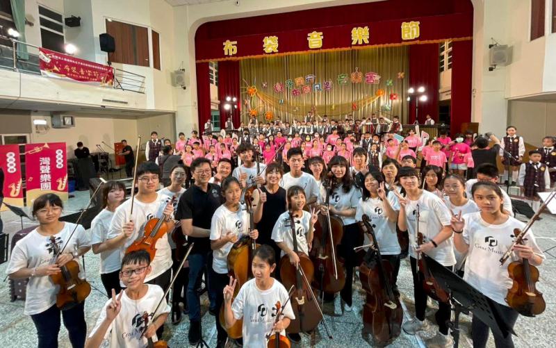 嘉義縣布袋音樂節人潮爆滿 灣聲樂團與學生百人合奏 在場聽眾感動不已