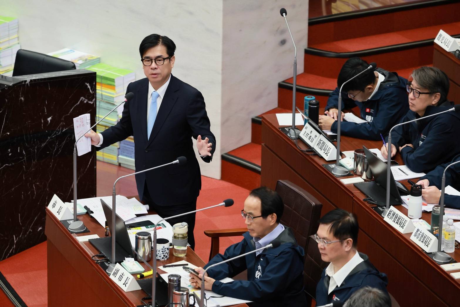 總質詢聚焦市政發展 陳其邁提商圈活化對策、力促傳統產業鏈結AI生態系