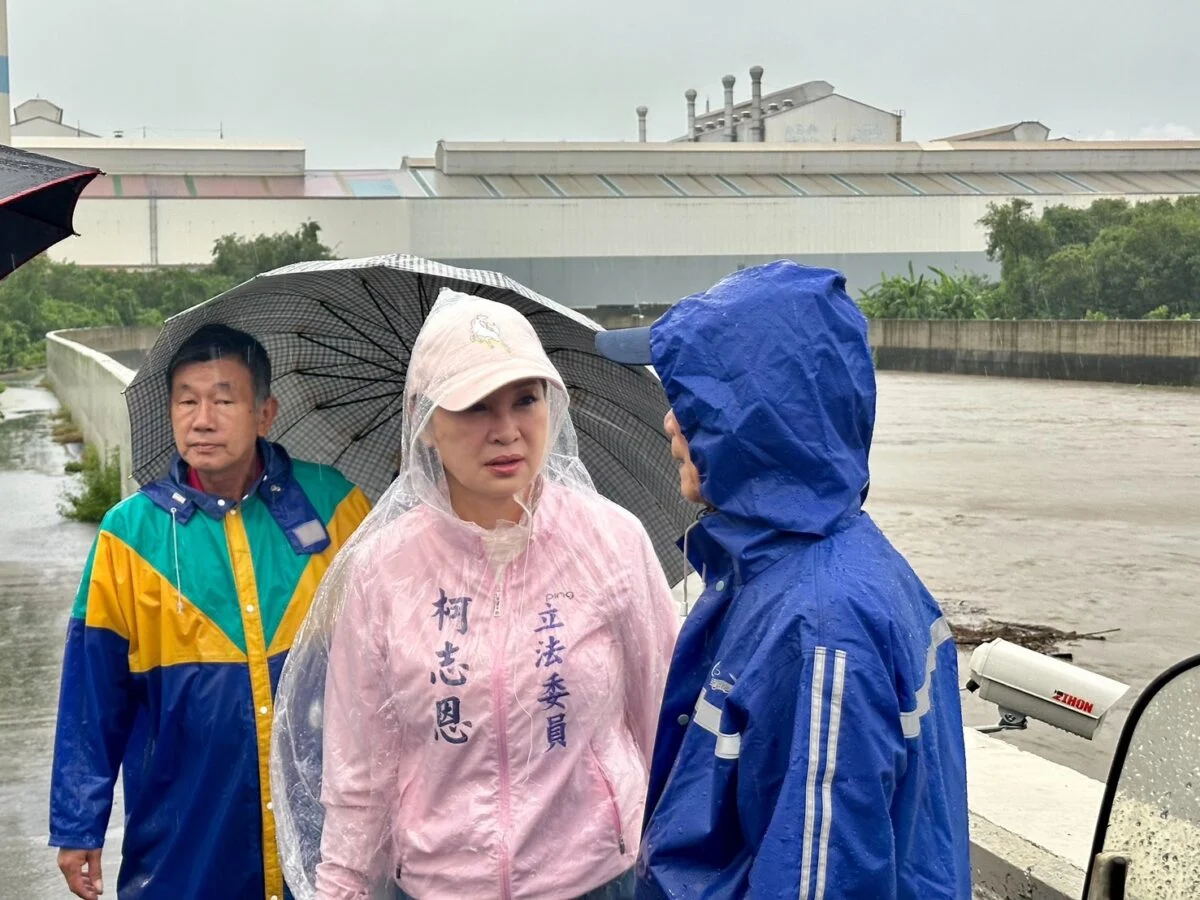 高雄連日遭豪雨侵襲      柯志恩前往梓官蚵仔寮傾聽地方居民心聲
