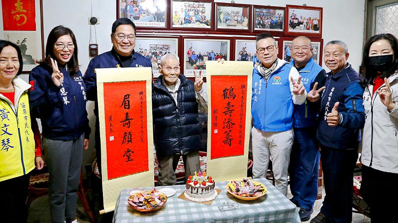 苗栗最高齡男人瑞許願總統來探望       市長余文忠轉贈賴清德賀軸祝壽