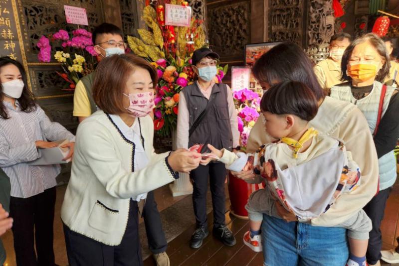 大年初一周春米連走16間廟宇 民眾爭搶玉兔小紅包