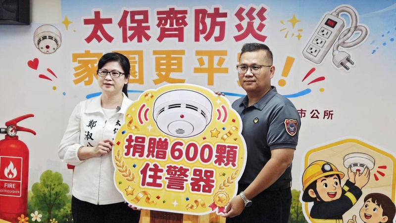 公私協力致贈消防隊600顆住警器 嘉義太保市長鄭淑分結合志工檢視獨居長輩用電安全