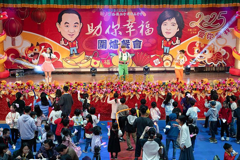 福添福社福基金會 2025年「助你幸福」圍爐餐會黃敏惠市長表揚奮發學子 傳遞溫暖