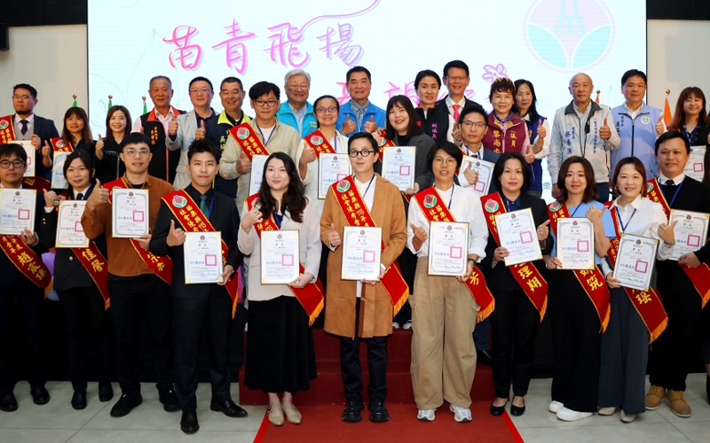 苗栗表揚64位青年典範 鍾東錦:打造就業與教育環境留才在地