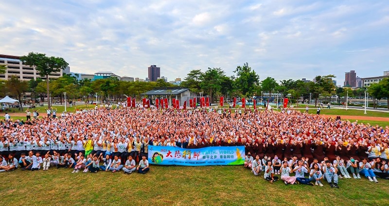 靈鷲山大悲行腳高雄登場　逾2千人行願祈福、普仁獎同步表揚72優秀學子